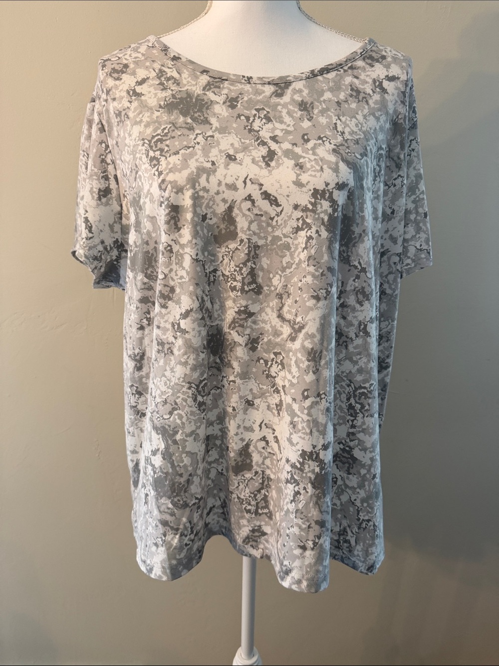 MUK LUK Women's Gray & White Cameo Short Sleeve Shirt P1X